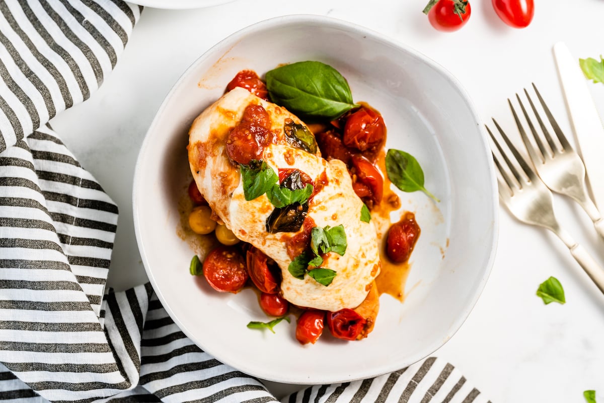 Easy One-Pan Chicken Caprese: Delicious Weeknight Meal Idea